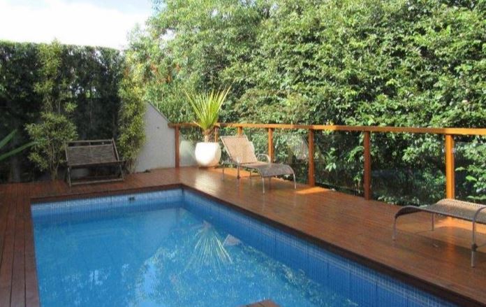 Imagem de piscina de uma das casas do condomínio fechado em Londrina